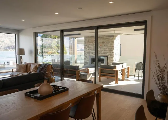 Genoa - Sleeps 6 - Lakefront アパート