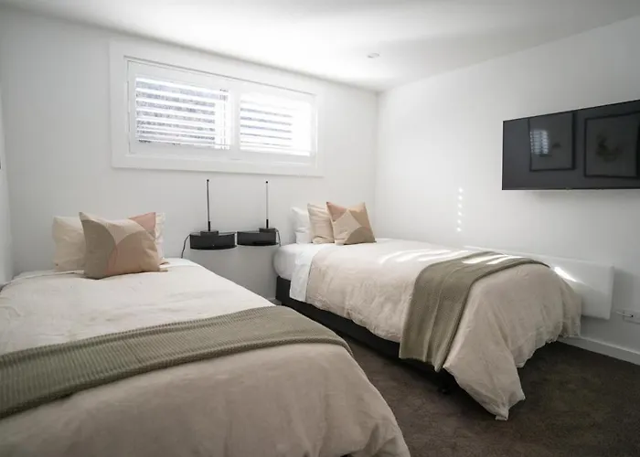 Genoa - Sleeps 6 - Lakefront アパート ワナカ